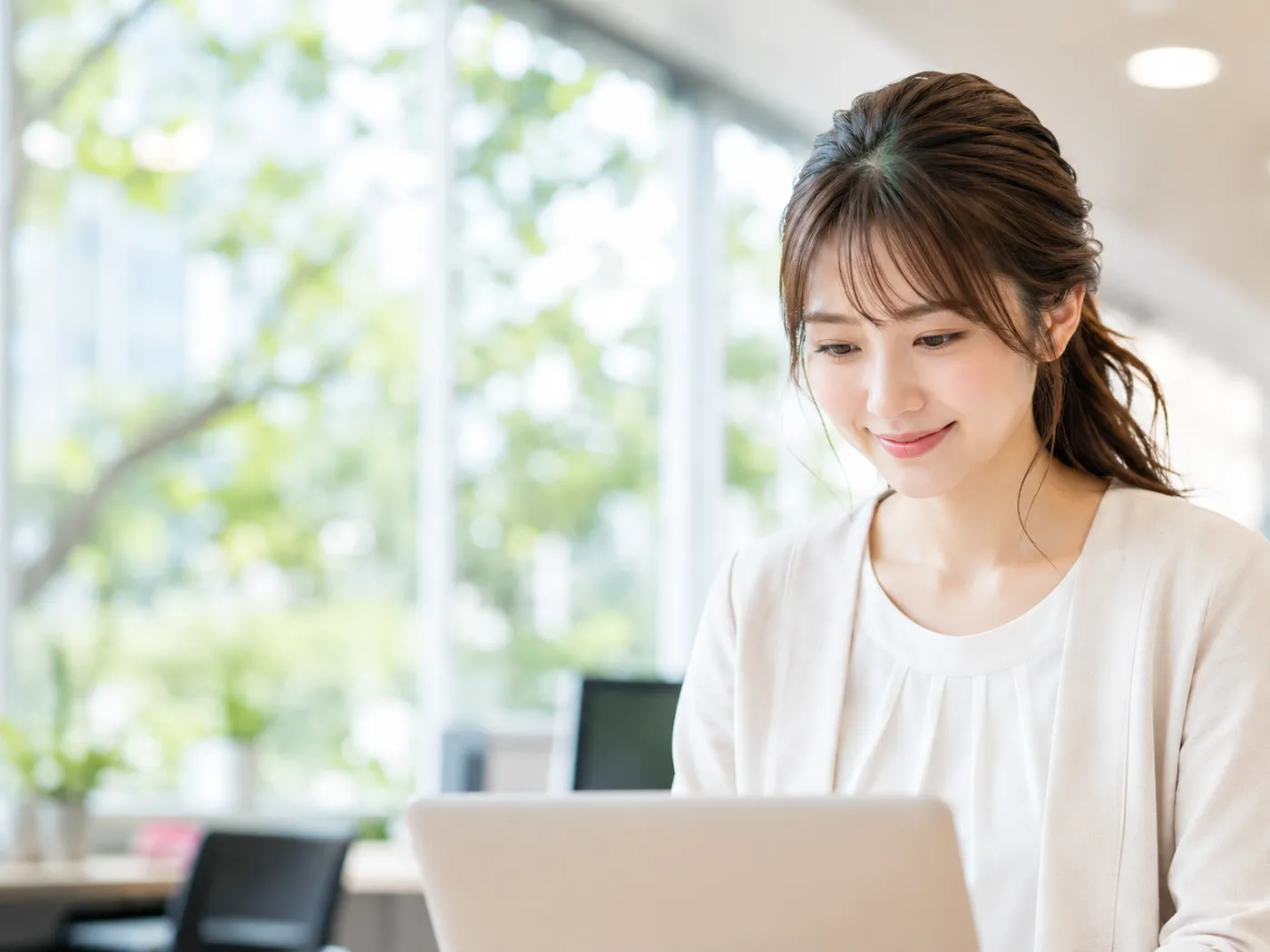 パソコンで学習する女性